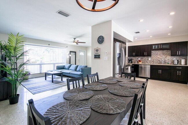 Building Photo - 5500  Lincoln St   Hollywood Fl 33021