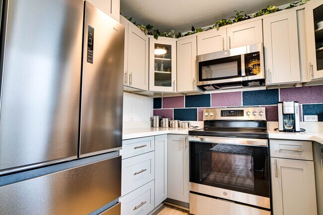 Foto del edificio - Fully-Furnished One Bedroom at Ala Wai Cove