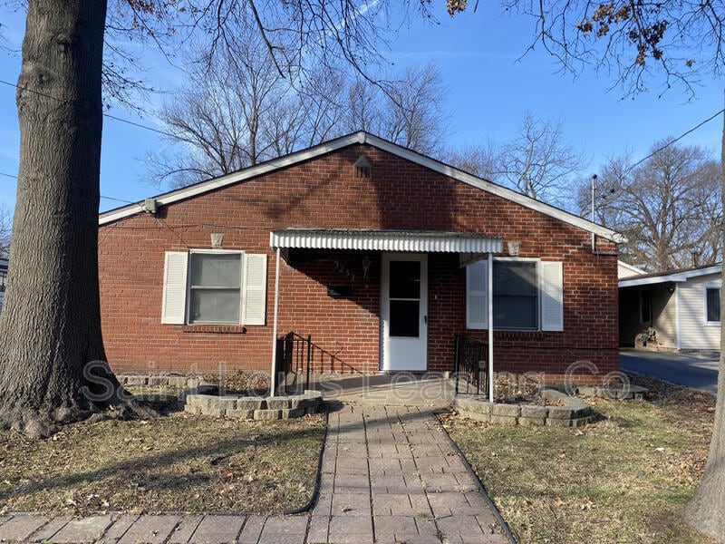 3253 Coles Ave, Breckenridge Hills, MO 63114 House Rental in