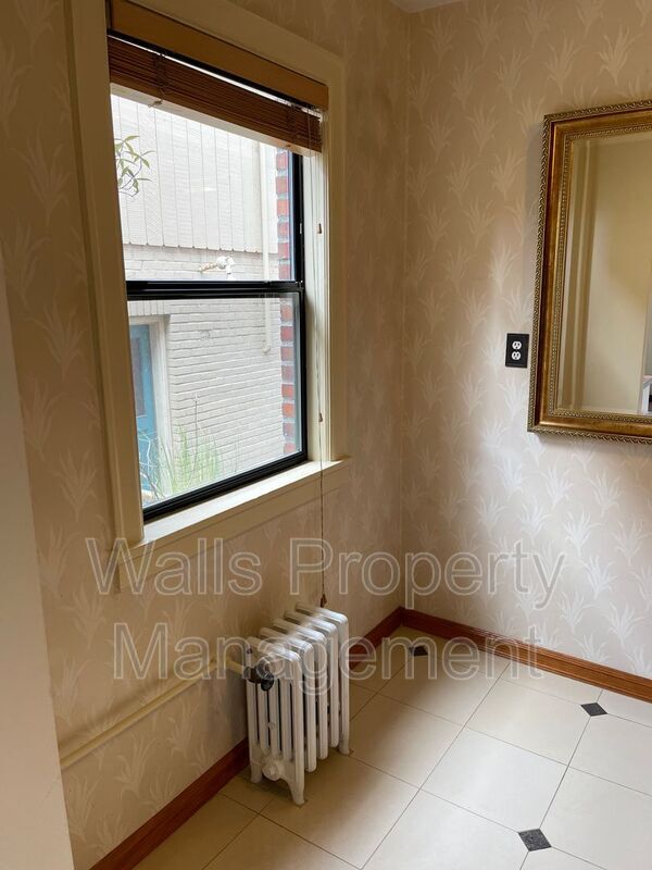 Building Photo - 2348 Alki Ave SW