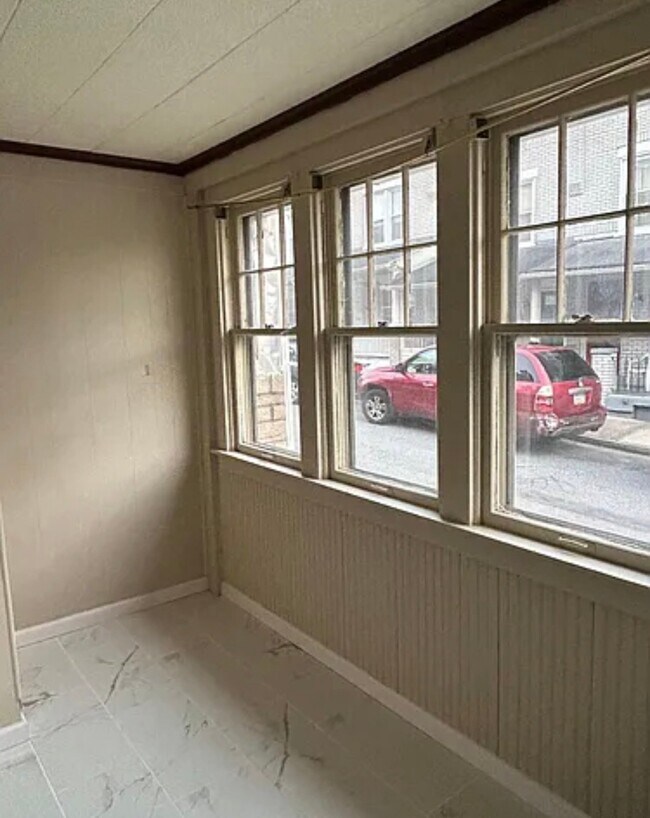 Building Photo - 417 1/2 E Ct St