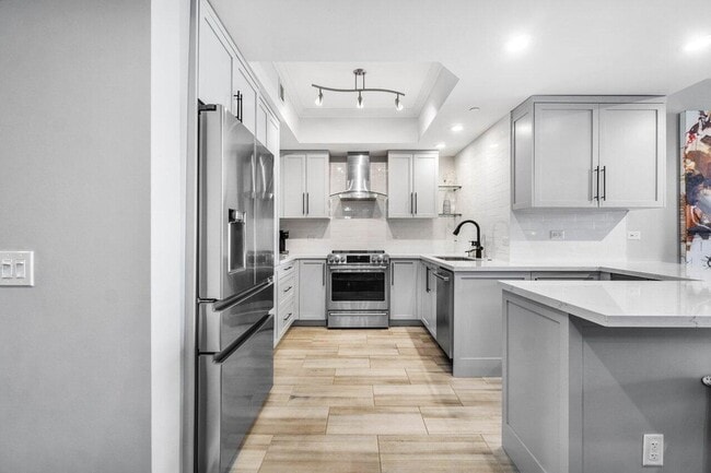 Building Photo - 2650 Lake Shore Dr