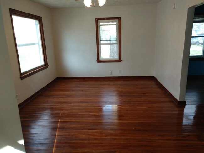 Building Photo - 307 River St