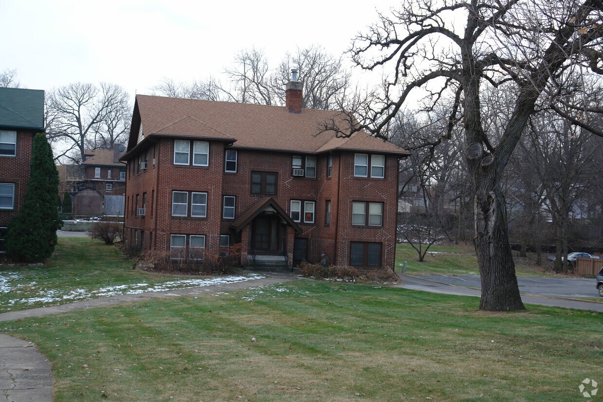 Building Photo - 3940 University Ave