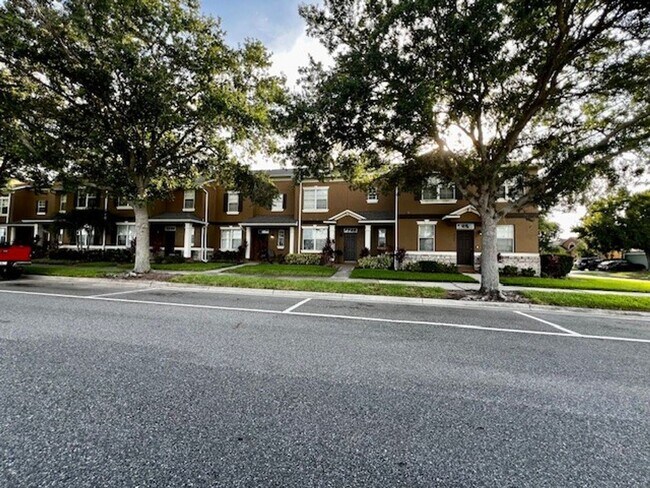 Building Photo - MOVE IN JULY! BEAUTIFUL 3 BED X 2.5 BATH T...