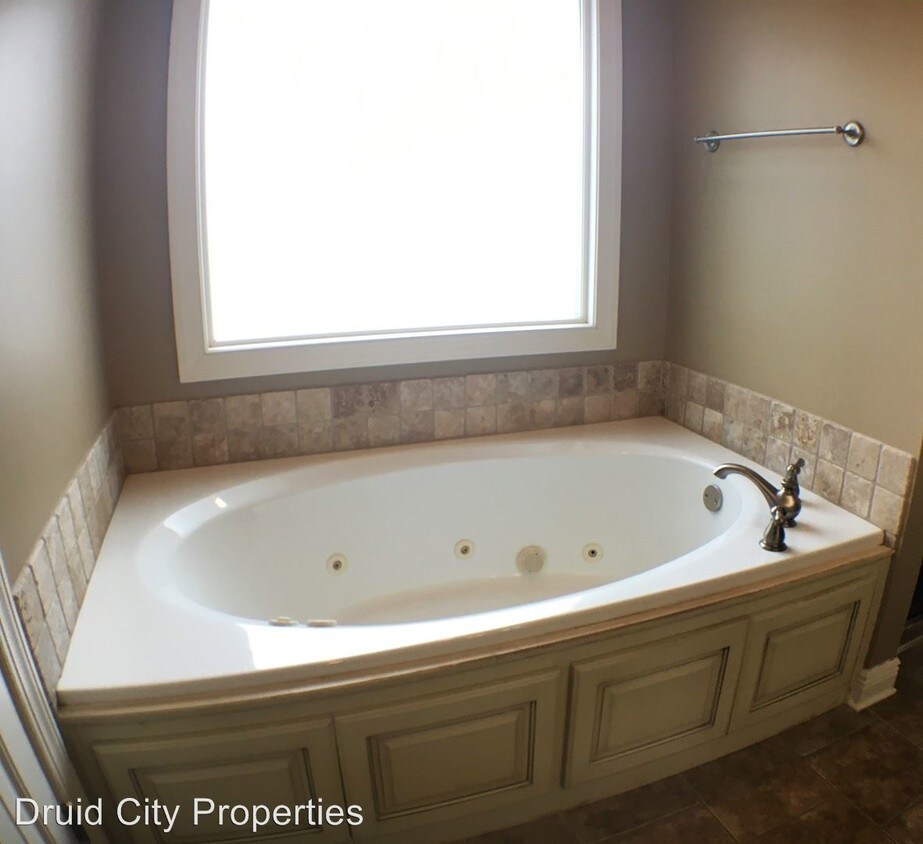 Primary Photo - 13995 Knoll Pointe Dr