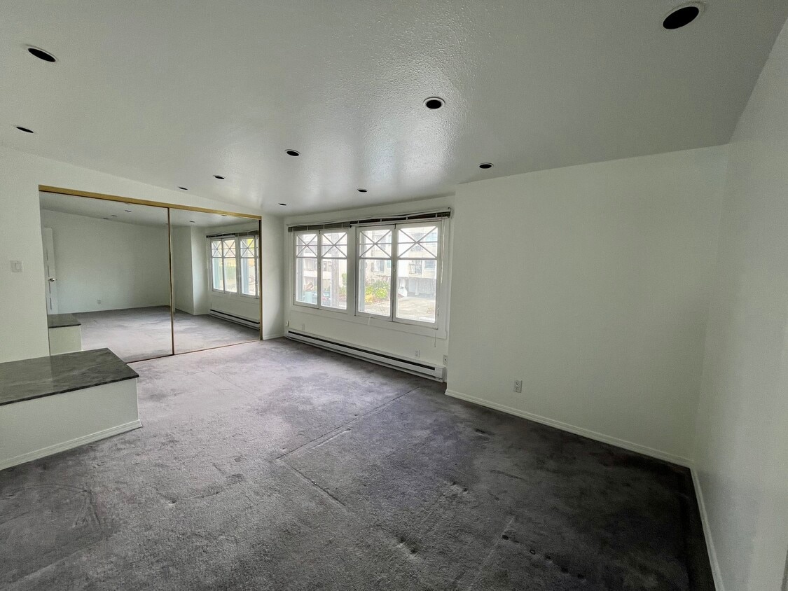 Large bedroom - 4225 Beach Dr SW