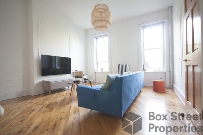 Foto del edificio - 99 McGuinness Blvd