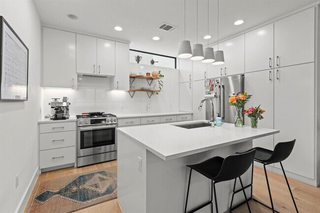 Foto del edificio - 3406 E 17th St