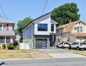 Building Photo - 275 Travers Pl