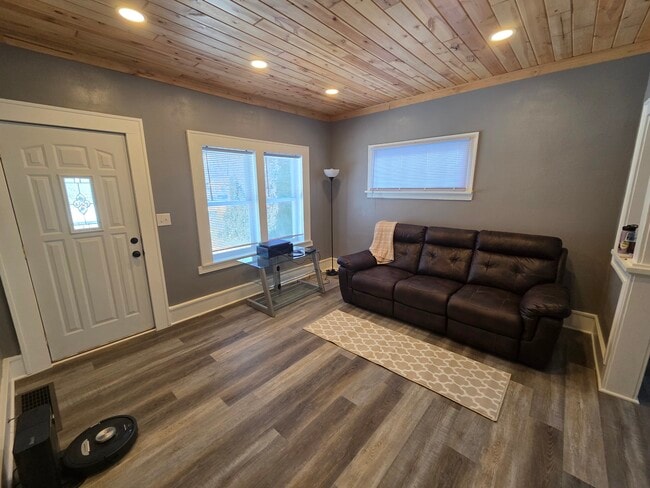 Building Photo - 302 2nd Ave NE