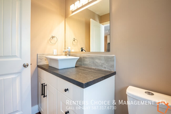 Photo du bâtiment - 2 bedroom Duplex, Onsite laundry, Assigned Parking