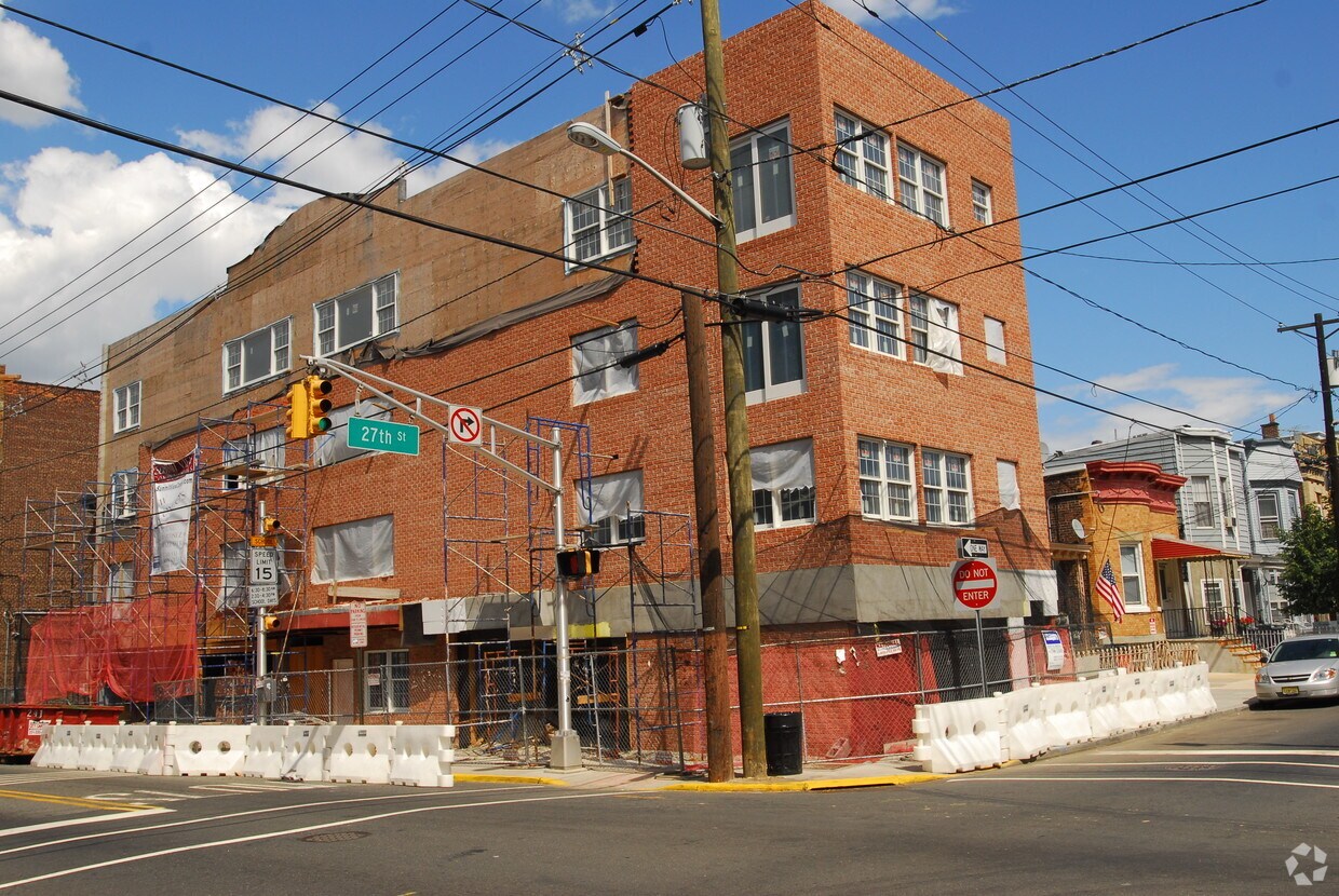 Primary Photo - 2701 Summit Ave