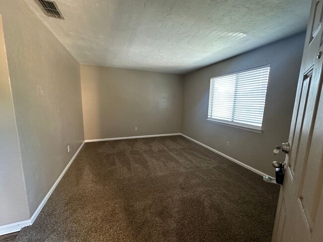 Building Photo - Upstairs unit on the golf course available NOW!!!