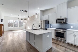 Building Photo - 5015 Meridian Ln