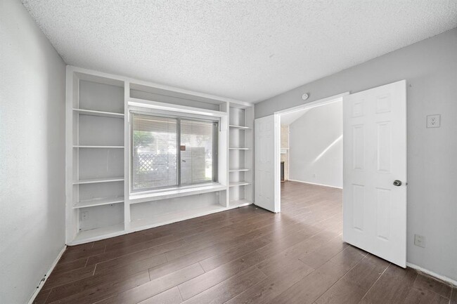 Building Photo - 2383 Crescent Park Dr