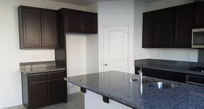 Building Photo - 4  bedroom 3 bathroom home with loft