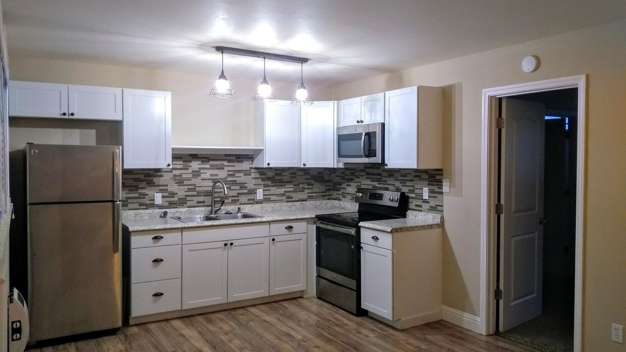 Foto principal - Nicely updated 1 bedroom apartment
