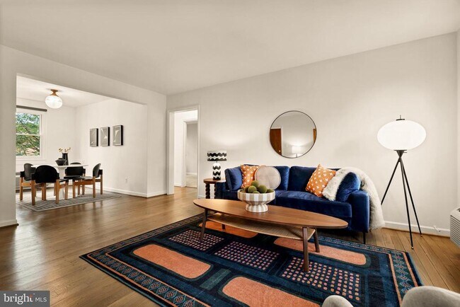 Foto del edificio - 4818 Chevy Chase Dr