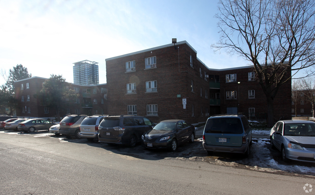 Building Photo - 260 Sumach St