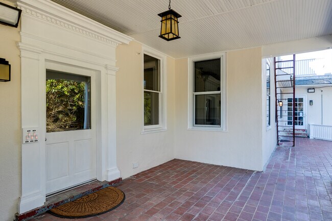 Entrada n.º 302 - 2112 Monteiro Ave
