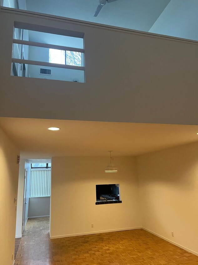 Foto principal - Spacious 2-Bedroom, 1-Bathroom Two-Story C...