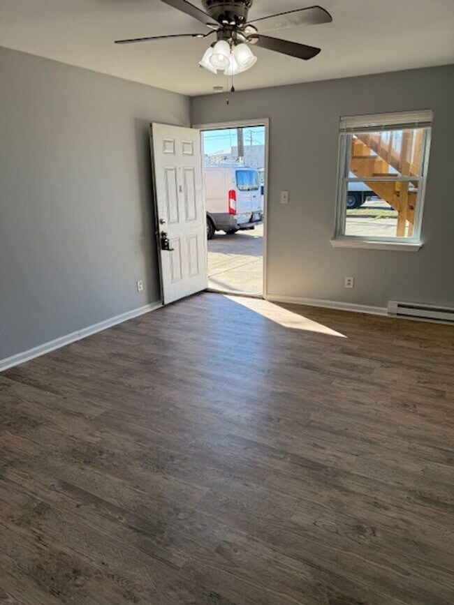 Foto del edificio - Spacious 2-Bedroom, 1-Bath Unit in Central Norfolk