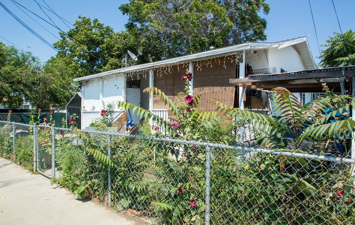 Primary Photo - 7408-7411 Elsie St (7408-7411 Parmalee Ave)