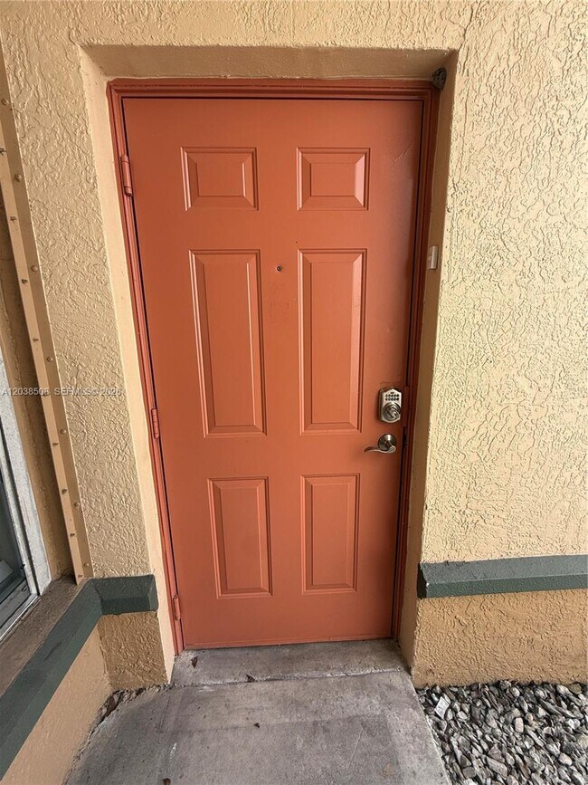 Foto del edificio - 2442 Centergate Dr