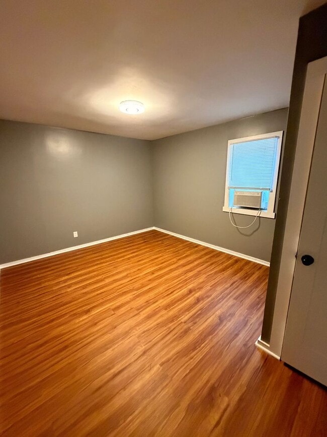 Building Photo - Beautifully renovated 2 br house!