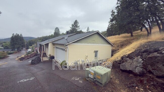 Foto del edificio - 1384 NE Ridge Ave