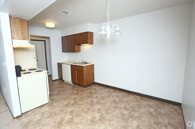 Habitación con un dormitorio y vista a la cocina - Baypointe Apartments