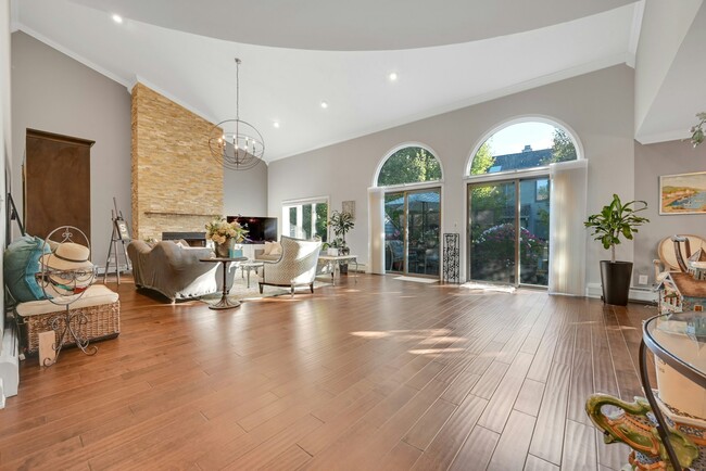 Building Photo - 714 Holly Ct