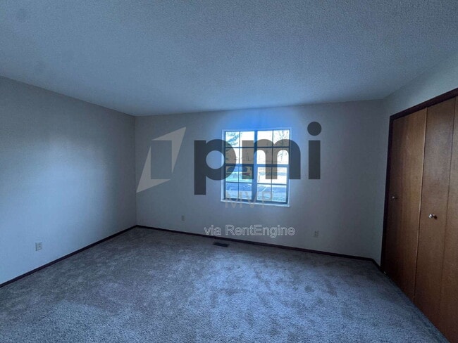 Building Photo - 90 Stornoway Dr W