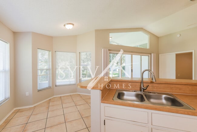 Building Photo - This highly desirable 3 bedroom, 2 bathroo...