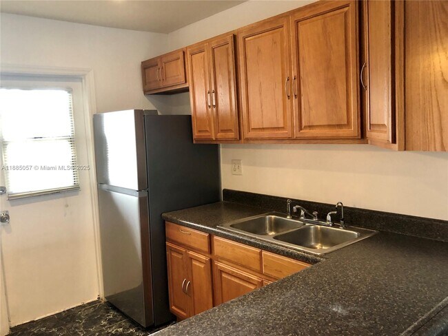 Foto del edificio - 8121 SW 24th Ct