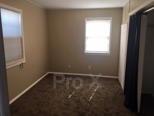 Foto del edificio - 302 E 7th St