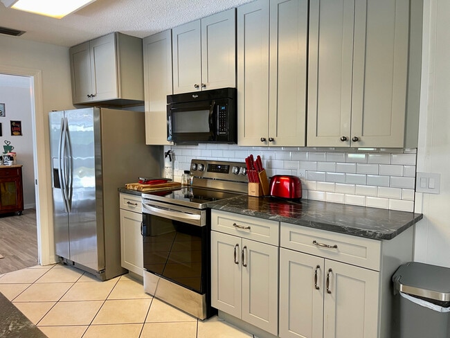 Kitchen - 602 Shannon Ave