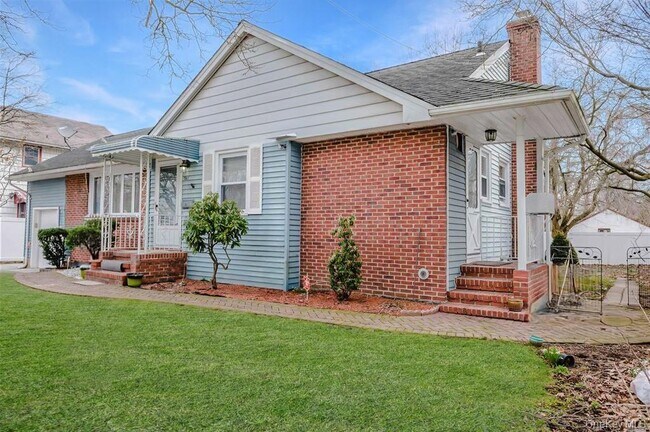 Foto del edificio - 241 Woodbury Rd