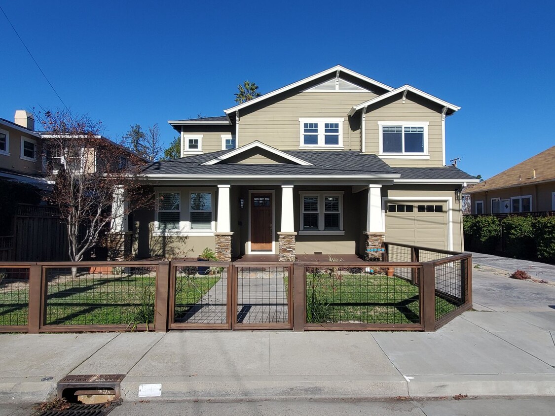 Primary Photo - Gorgeous Executive Home In Downtown Campbe...