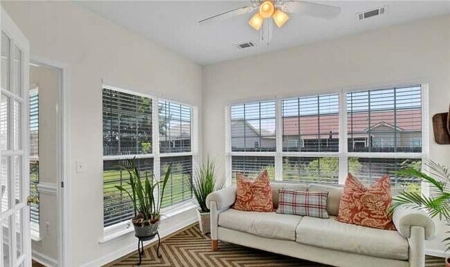 Foto del edificio - 121 Willow Point Cir