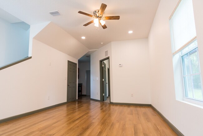 Building Photo - 1375 Evergreen Ave