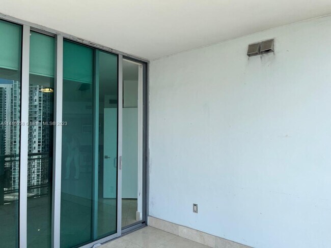 Foto del edificio - 350 S Miami Ave