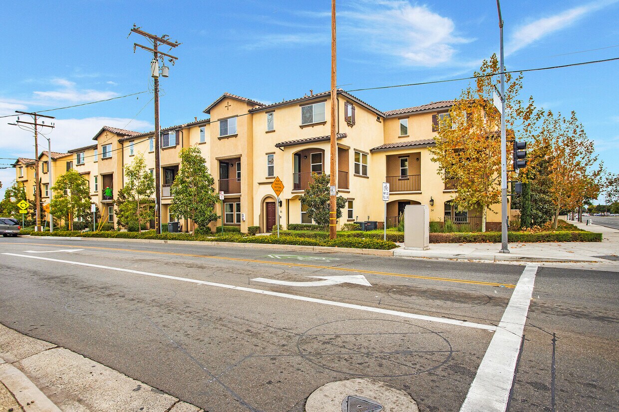 120 S Pacific Ave, Santa Ana, CA 92703 Townhouse for Rent in Santa