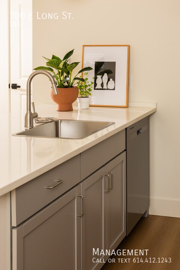 Building Photo - 700 E Long St