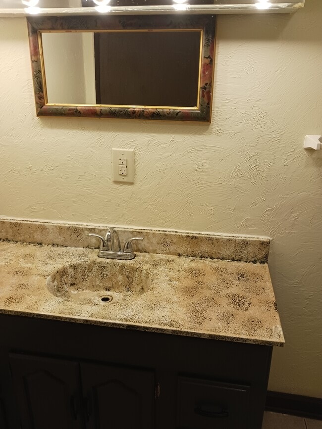 Bathroom vanity - 3112 Niagara St