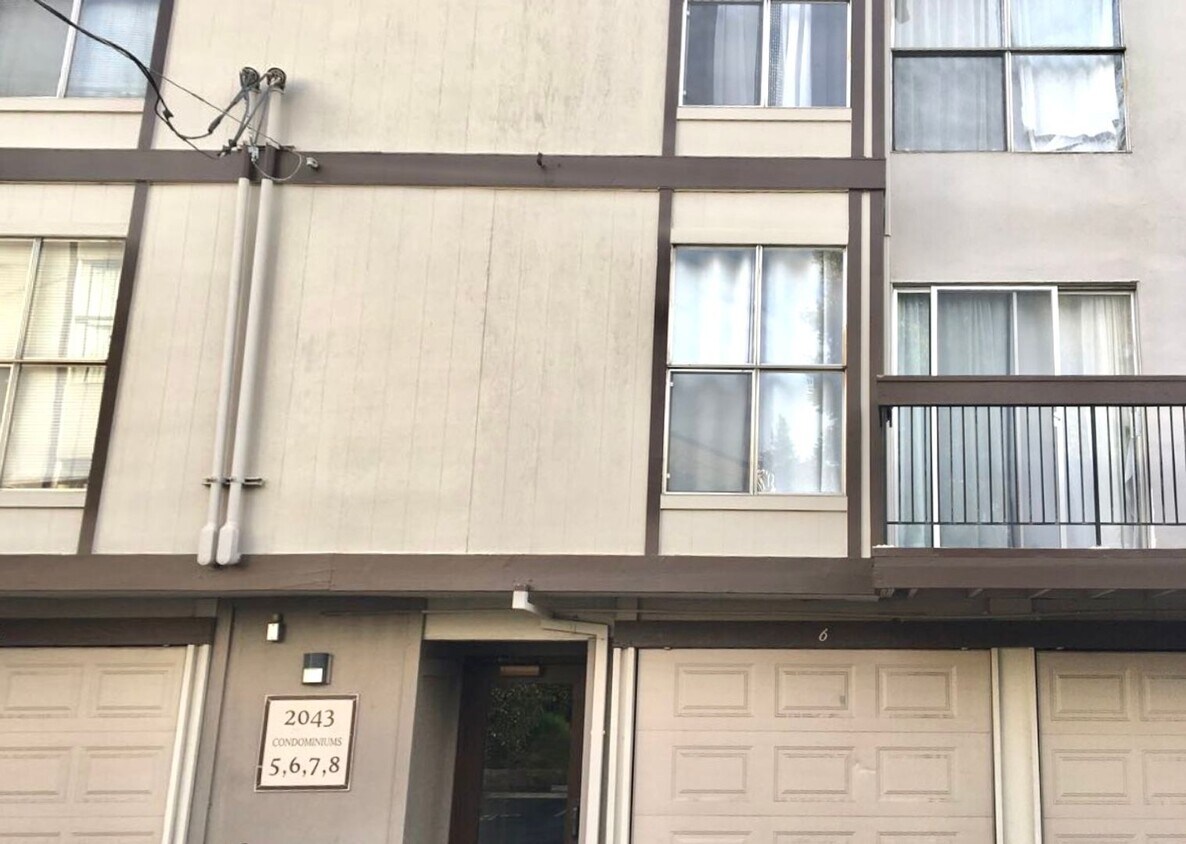 Primary Photo - Nice 2 bed, 1.5 Bath Condo with Garage in ...