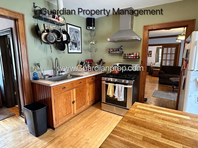 Building Photo - Northeast Spacious Upper Level Duplex, Har...