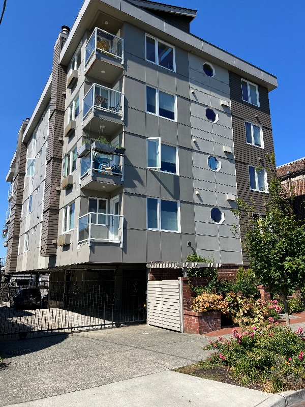 Building Photo - 215 14th Ave E