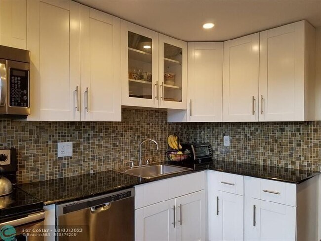 Building Photo - 4156 Inverrary Dr